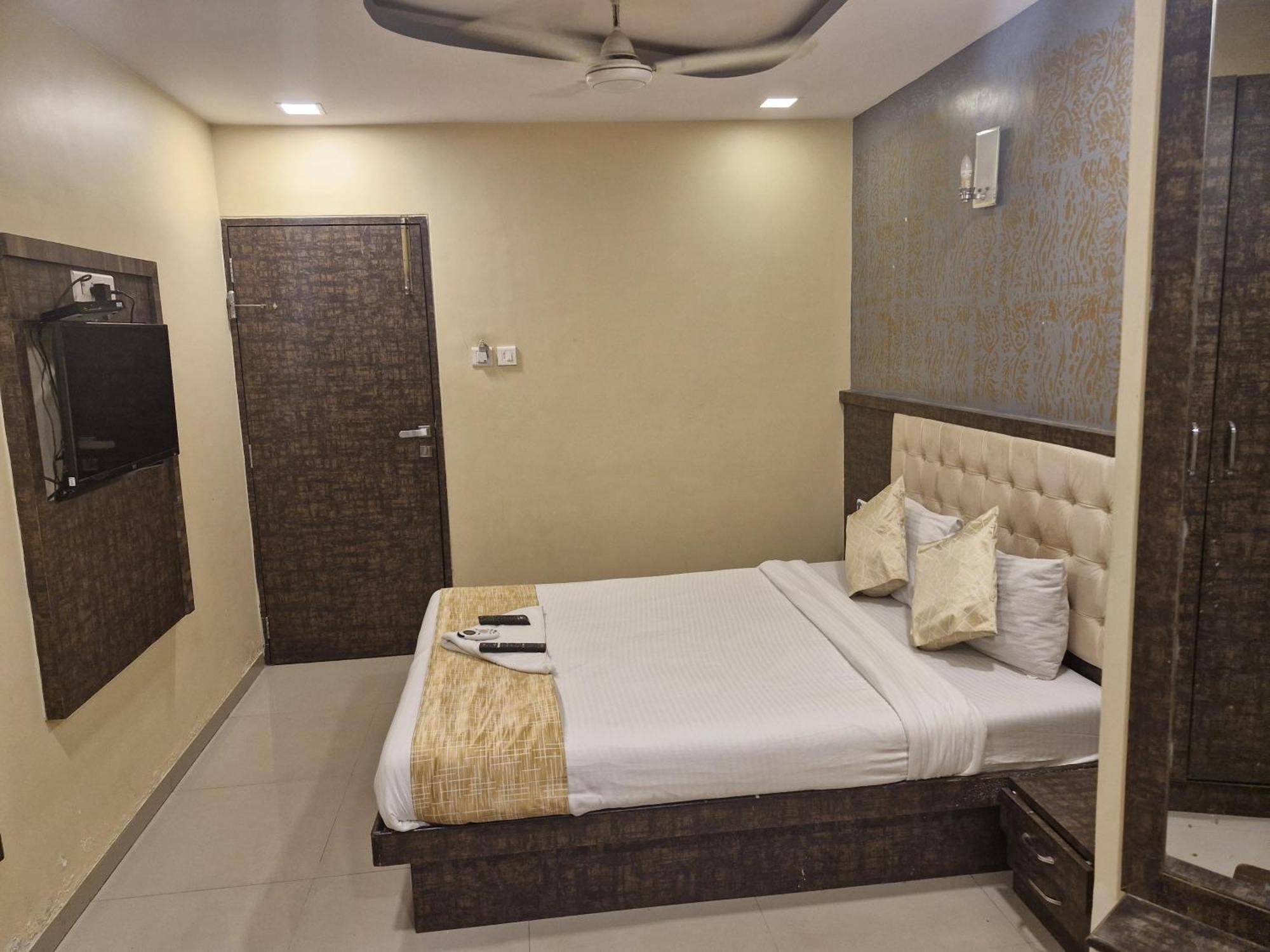 Hotel Crystal Park Near Nesco Exhibition Center Mumbai Exterior foto