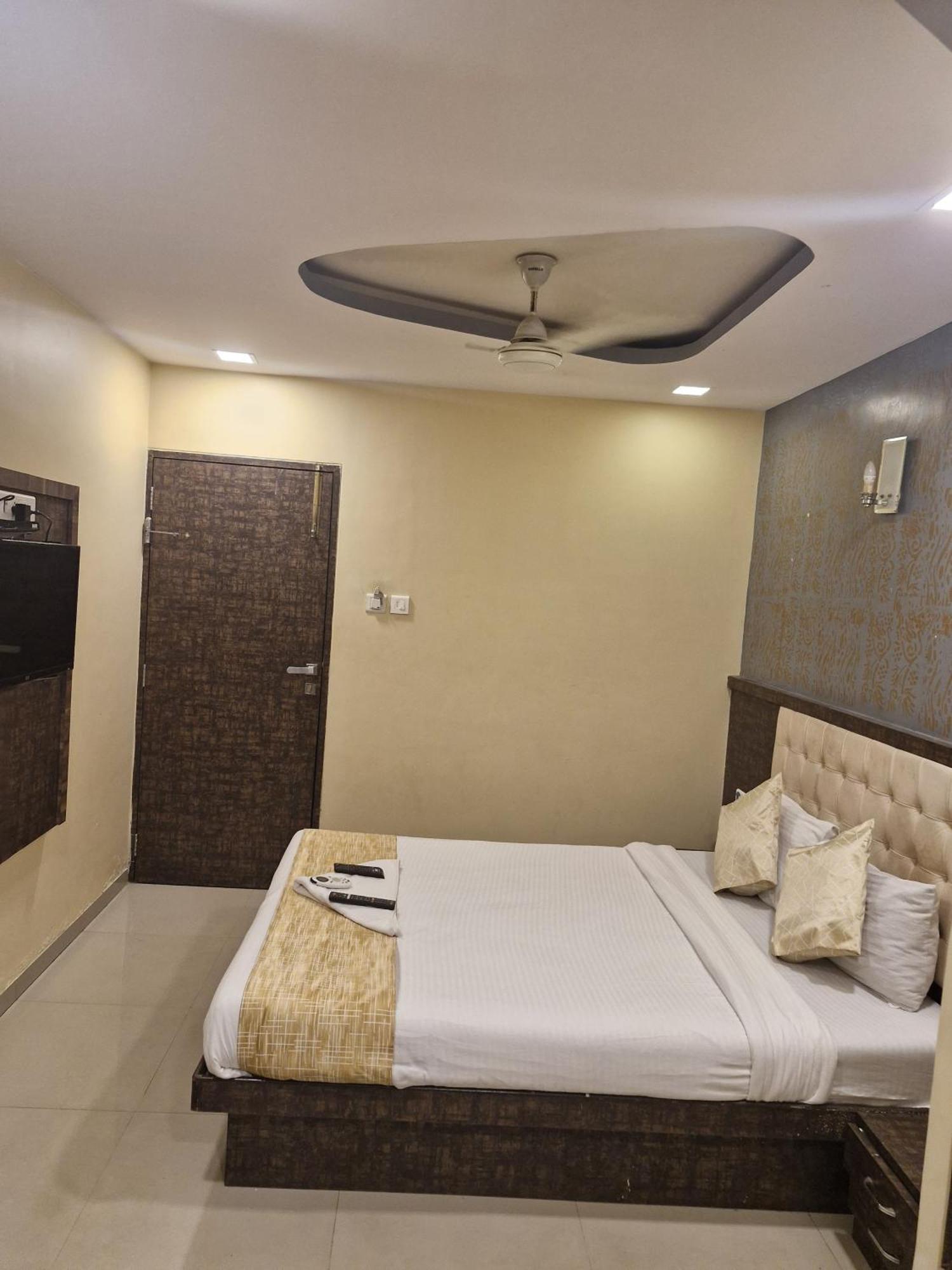 Hotel Crystal Park Near Nesco Exhibition Center Mumbai Exterior foto