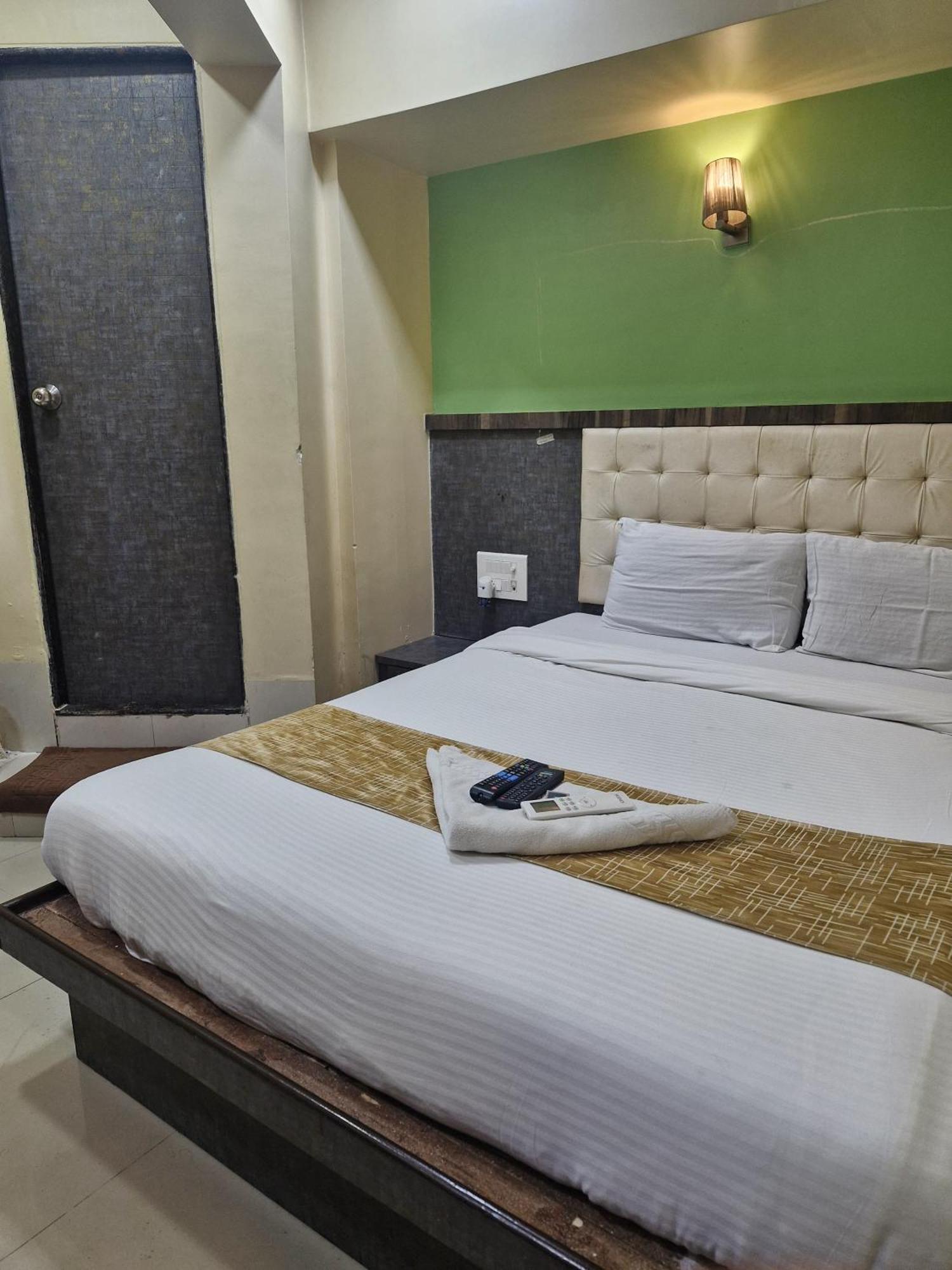 Hotel Crystal Park Near Nesco Exhibition Center Mumbai Exterior foto